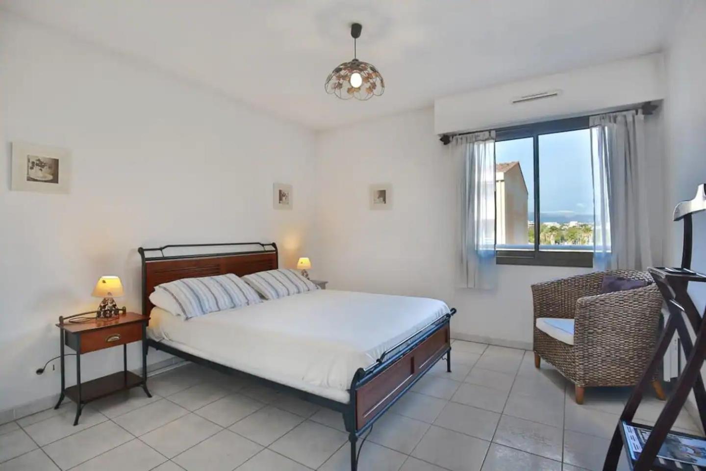 Charming Two-Bedroom Apartment With Balcony And Garage By The Marina أنتيب المظهر الخارجي الصورة