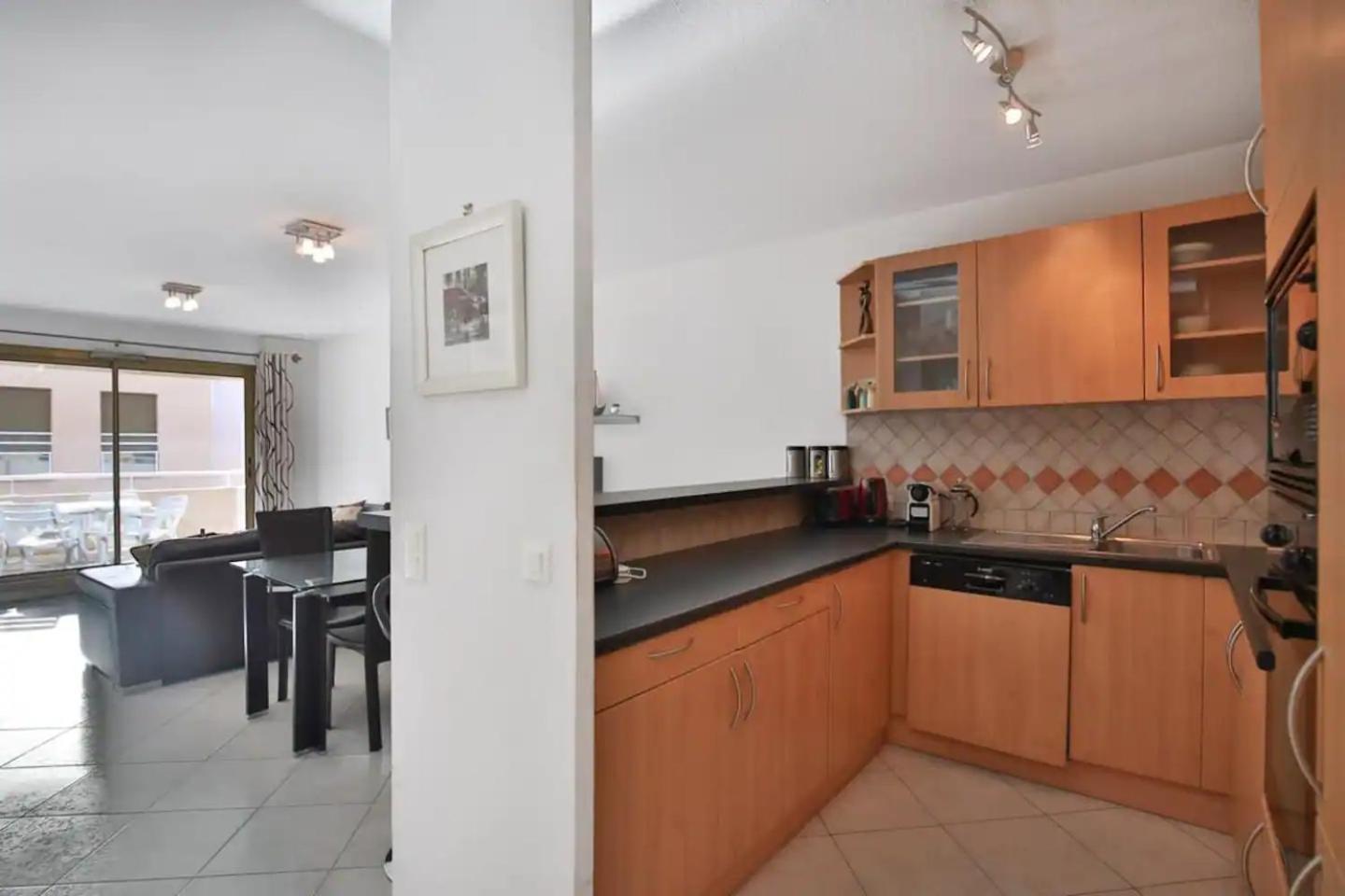 Charming Two-Bedroom Apartment With Balcony And Garage By The Marina أنتيب المظهر الخارجي الصورة