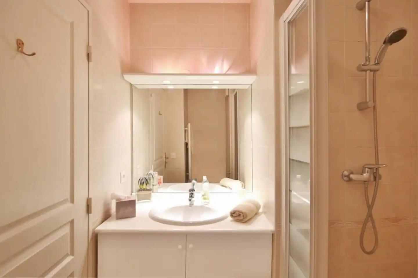 Charming Two-Bedroom Apartment With Balcony And Garage By The Marina أنتيب المظهر الخارجي الصورة